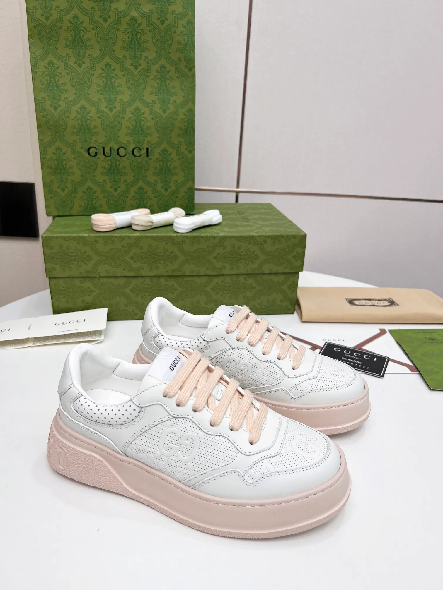👟👟Ex-factory price 480👟👟 Women's Shoes Women's Clothing Women's Shoes Women's Clothing Gucci - the new Chunky lightweight soft thick sole sports series! G's biscuit shoes for couples, Gucci counter style, and Gucci catwalk style! The style design is light, luxurious and retro...thick sole increases height...similar to an upgraded version of classic white shoes! Original customized cowhide fabric (classic old floral fabric, perforation, embossing process) original foam lightweight outsole, GG Logo on the heel, 4cm thick sole, classic Gucci webbing... Women's 35-40